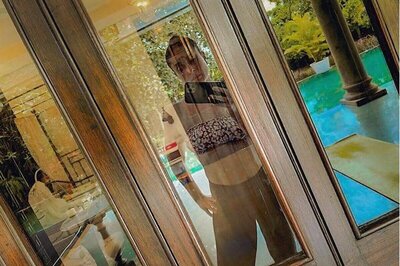 Kareena Kapoor Stuns in Mirror Selfie, Advices Fans to 'Maintain Distance'