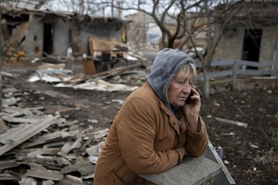 Tearful Ukrainians in Lviv Wait for Hours to Board Trains, Fleeing Russian Attacks