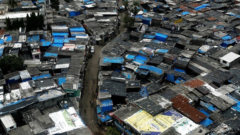 48,000 Slum Dwellings Along Railway Tracks in Delhi to be Cleared in 3 Months, Orders SC