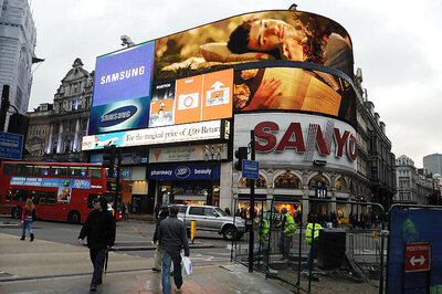 London's Piccadilly Circus Lights Turned Off For Renovations