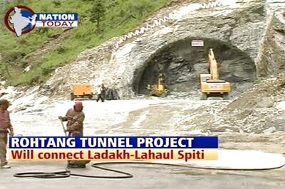 Sonia launches Rohtang Tunnel's construction