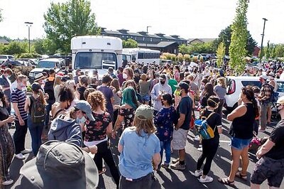 Protesters hold up US detention of 2 in Oregon for hours