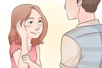 How to Tell if a Girl Likes You in Middle School