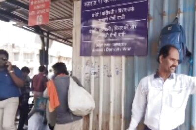 Meet Narendra Patil, The ‘Human Indicator’ Of Mumbai’s Dadar Station, Who Ensures Everyone Reaches Home Safe