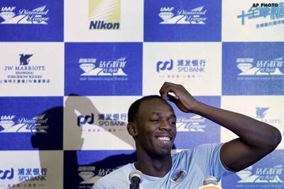 Bolt cruises to victory in 200 meters