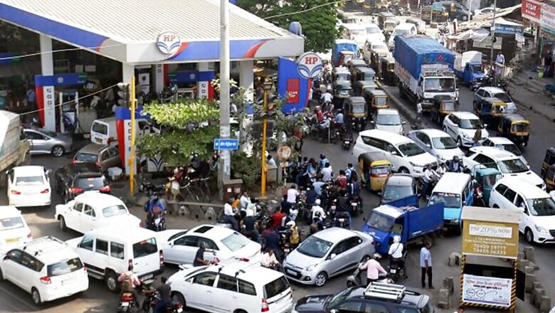 Note ban: Last Day for old Rs 500 Notes at Petrol Pumps, Queues get Longer