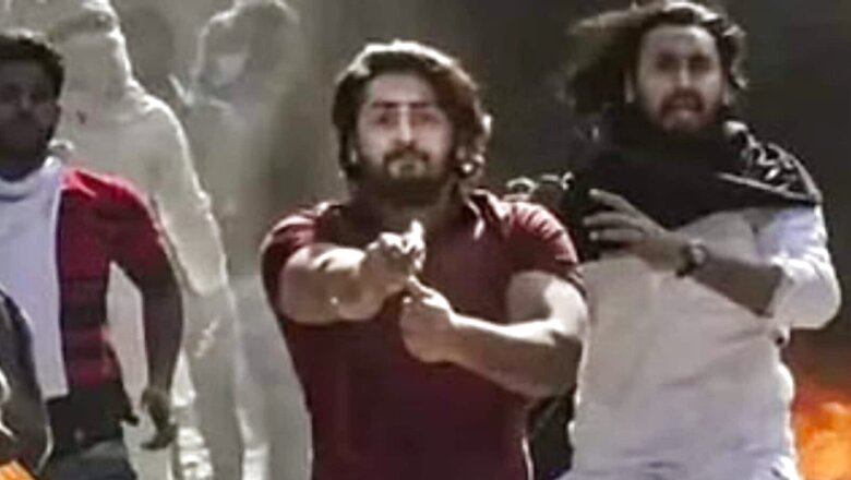 Delhi Riots Accused Who Pointed Gun at Police Gets 'Rousing' Welcome in Parole Period | Video Viral