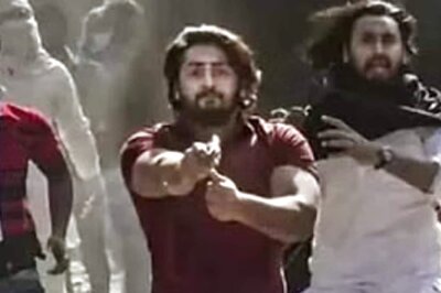 Delhi Riots Accused Who Pointed Gun at Police Gets 'Rousing' Welcome in Parole Period | Video Viral