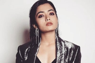 Rashmika Mandanna Obliges with Fans’ Request for Selfies at Airport, Netizens Laud Her Simplicity and Humility