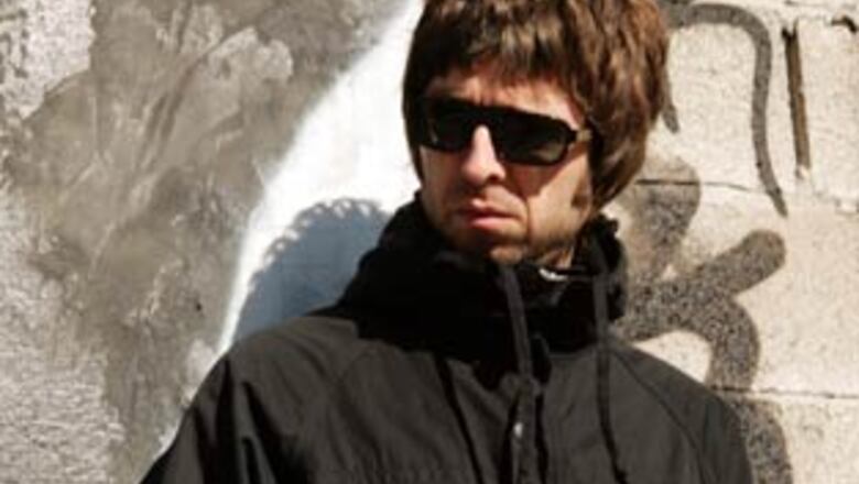 Oasis guitarist Noel Gallagher quits band