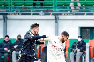 Watch: AC Milan and Venezia Supporters Set Off Fireworks Battle at Sea ahead of Their Team's Serie A Clash