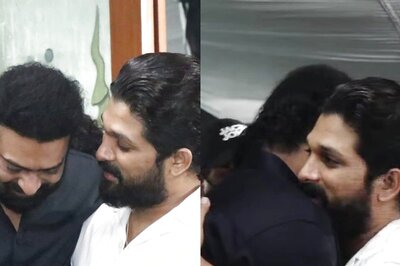 Prabhas, Allu Arjun Fans End War As Pushpa Star Consoles Baahubali Actor at Krishnam Raju's Funeral