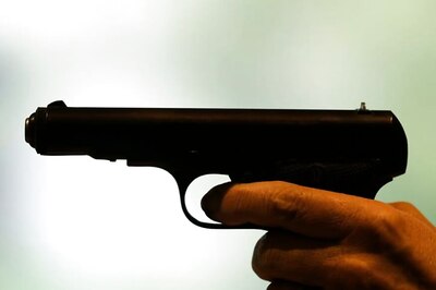 Lucknow Arms Shop Employee Demonstrates Gun's Efficiency to Buyer Near Police Station, Triggers Panic