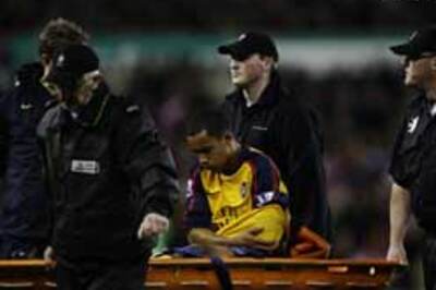 Walcott's shoulder surgery to keep him out of action