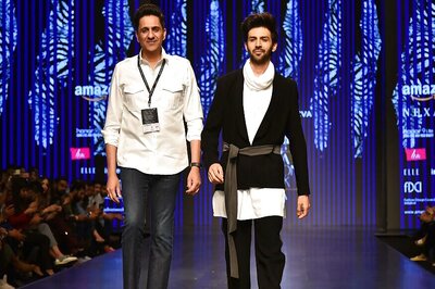 Kartik Aaryan Turns Heads in a Pawan Sachdeva Ensemble at AIFW AW '18; See Pics