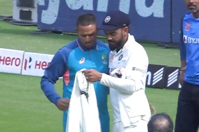 Watch: Virat Kohli Gifts Jerseys to Australia Cricketers; Twitter Users Laud His Sportsmanship