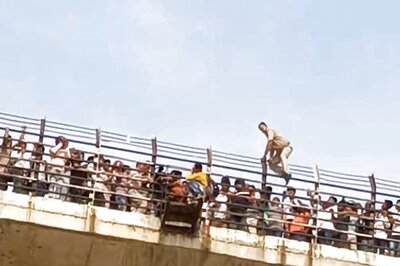 Assam Cop Puts His Life in Danger to Rescue 26-Year-Old Man Attempting Suicide From River Bridge | Watch