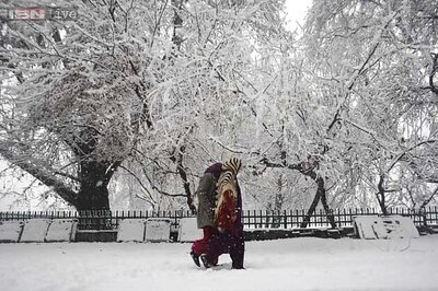 Kashmir Valley receives fresh snowfall, school closed