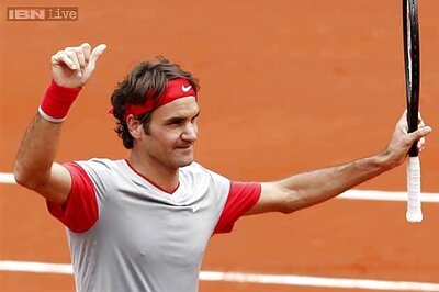 Roger Federer reaches second round at French Open
