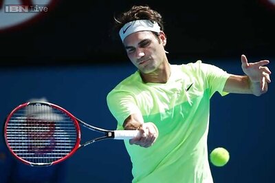 Roger Federer overcomes sore hand to advance at Australian Open