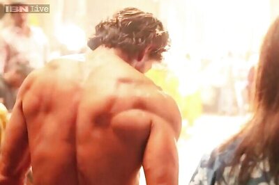 Watch: Shah Rukh Khan shares his 10-pack abs video on Twitter, completes Hrithik Roshan's 'BangBangDare'