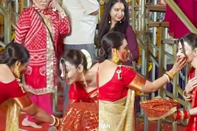 Rani Mukerji Stops Sherlyn Chopra From Touching Her Feet During Sindoor Khela; Watch Viral Video