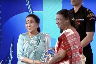 Asha Bhosle Honoured by President Droupadi Murmu at Rising India-She Shakti, Watch Video
