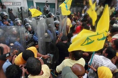 Maldives police halt presidential vote, supporters stage sit-in
