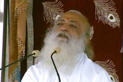 Asaram's supporters stop railway trains in Thane