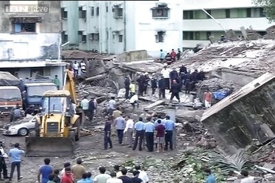 Mumbai: Onlookers cheer as rescue team pulls out 5-year-old girl alive from debris