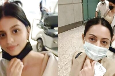 Gauri Khan, Suhana Khan Leave for Vacation, Pose With Fan for Selfie at the Airport