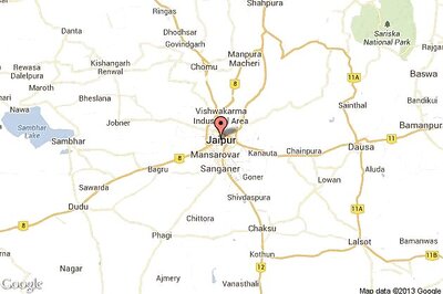 3 armed robbers loot stone jewellery worth lakhs at gunpoint