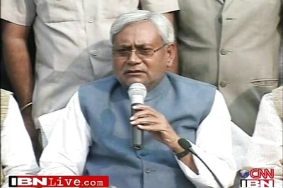Protester shows slipper to Bihar CM