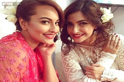 Photo of the day: Sonam Kapoor bonds with Sonakshi Sinha during Shabana Azmi's 'Mijwan'