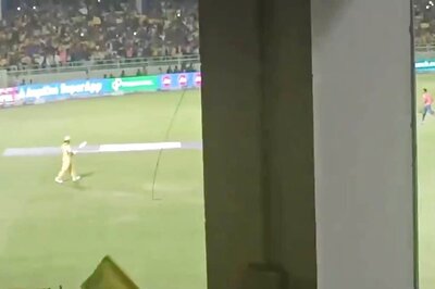 Watch: Vizag Stadium Erupts as MS Dhoni Walks Out to Bat During DC vs CSK
