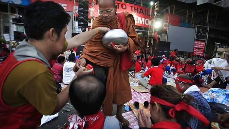 Thailand seeks way out of political crisis