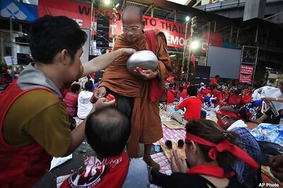 Thailand seeks way out of political crisis