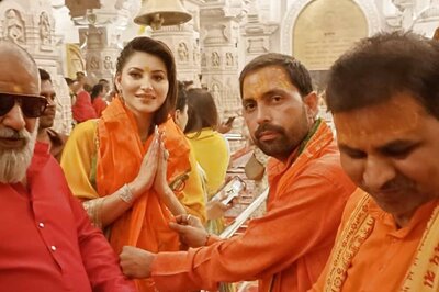 Urvashi Rautela Offers Prayers at Ayodhya Ram Mandir, Takes Pics With Pujari; Photos Go Viral