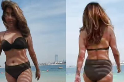 Neha Bhasin Flaunts Sexy Curves in Black Bikini as She Takes a Walk Across Beach; Watch Steamy Video