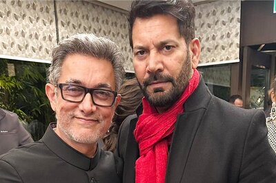 Aamir Khan Looks Unrecognisable In Grey Hair and Beard, Poses With Singer Jassi At An Event