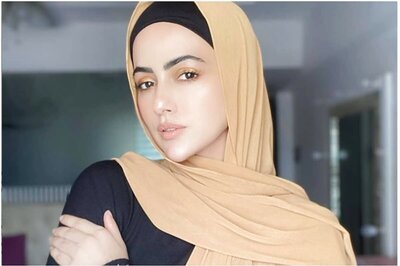 Sana Khan Quits Showbiz Forever to 'Spend Life Serving Humanity'