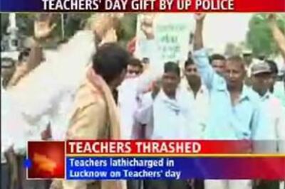 Police baton charge teachers in Lucknow