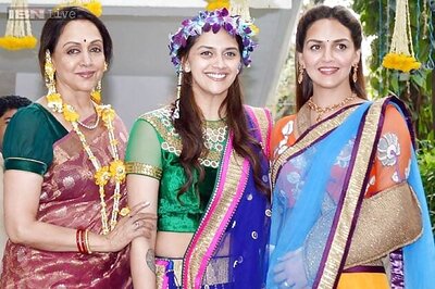 Esha Deol hurts her hand, turns up in these very fancy and sparkling slings
