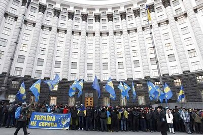 Ukraine protesters threaten tighter blockade over spurned EU pact