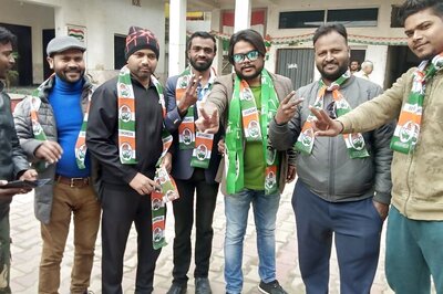 Workers Burst Crackers, Distribute Sweets as Cong-JMM Alliance Holds Edge Over BJP in Jharkhand