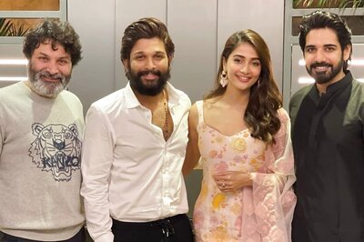 Allu Arjun Reunites with Pooja Hegde on 1-year Anniversary of 'Ala Vaikunthapurramuloo', See Pics