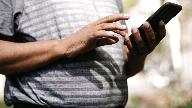 Planning to Buy Smartphone for Elderly Parents? Tips to Make Device User Friendly