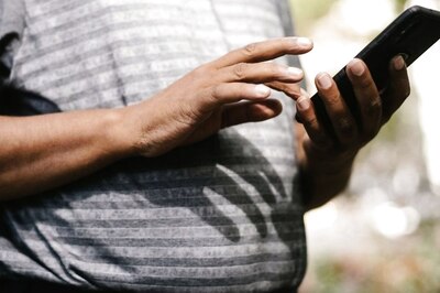 Planning to Buy Smartphone for Elderly Parents? Tips to Make Device User Friendly