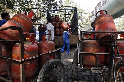 Tax payers earning over Rs 10 lakh/year not to get subsidised LPG