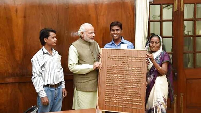 Carpenter gifts Gita carved in wood to Narendra Modi